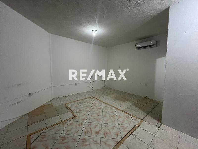 En Alquiler Local Comercial Ave Ollarvides , CC Caribbeam PB