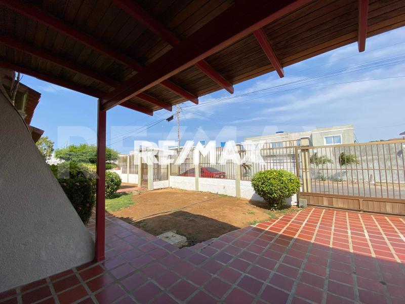 En Venta Casa o TownHouse Calle Guadalupe, urbanización manaure