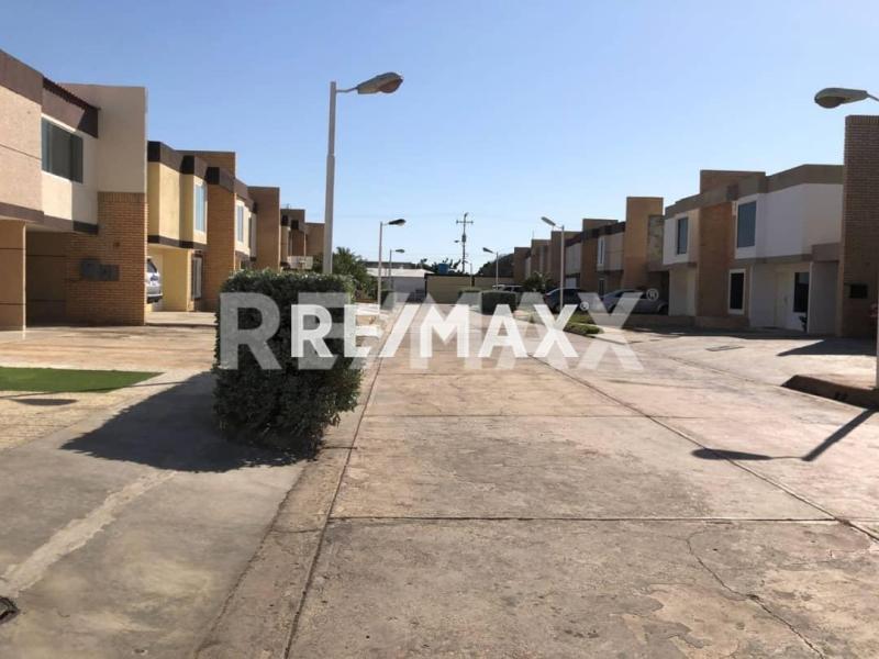 En Venta Casa o TownHouse Calle Guadalupe, urbanización manaure