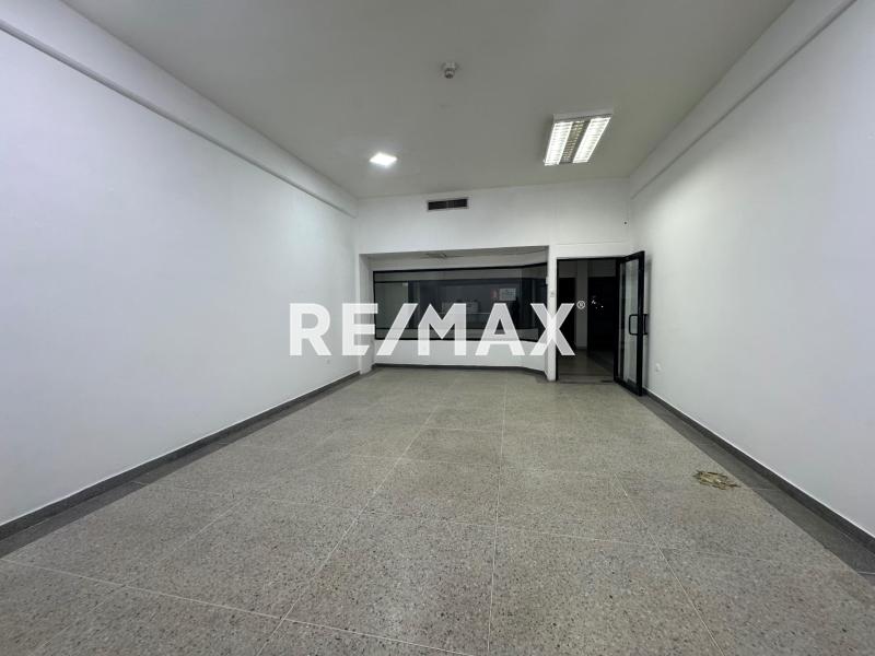 En Alquiler Local Comercial Centro de Punto Fijo.