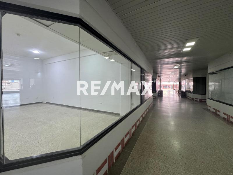 En Alquiler Local Comercial Centro de Punto Fijo.