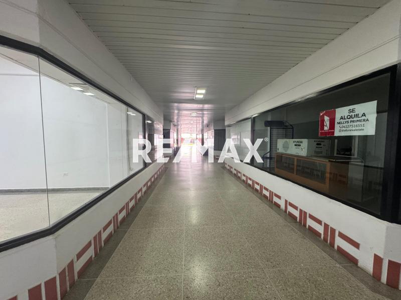 En Alquiler Local Comercial Centro de Punto Fijo.