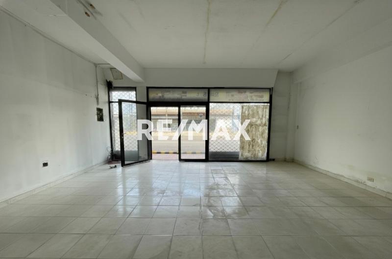 En Alquiler Local Comercial Centro de Punto Fijo.