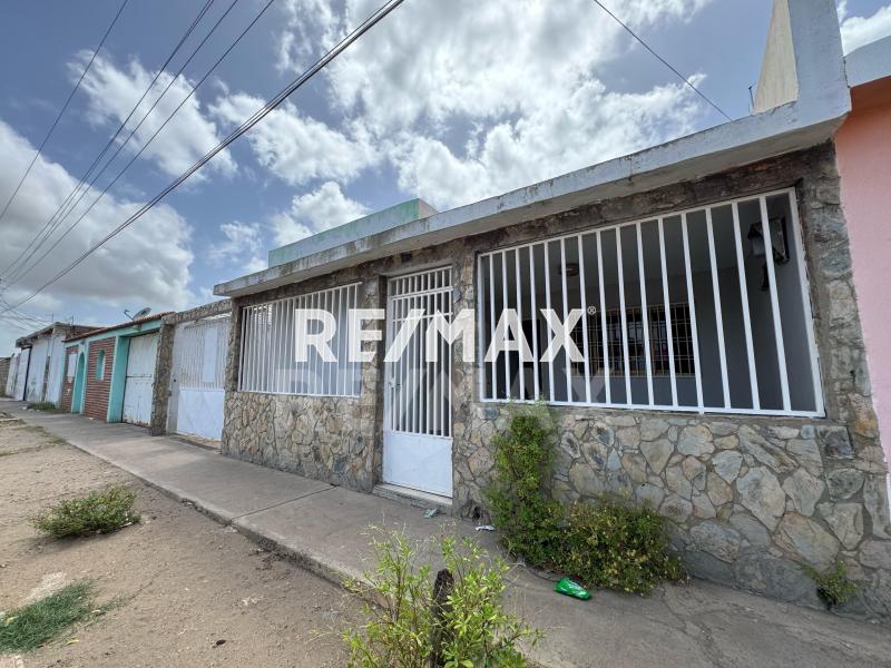 En Venta Casa o TownHouse Calle principal de antiguo eropuerto casa 25