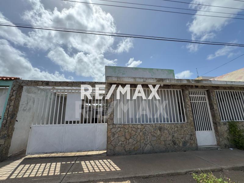 En Venta Casa o TownHouse Calle principal de antiguo eropuerto casa 25