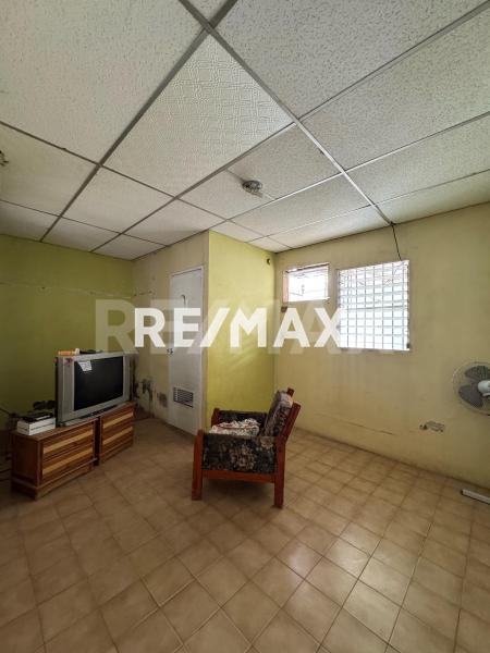 En Venta Casa o TownHouse Calle principal de antiguo eropuerto casa 25