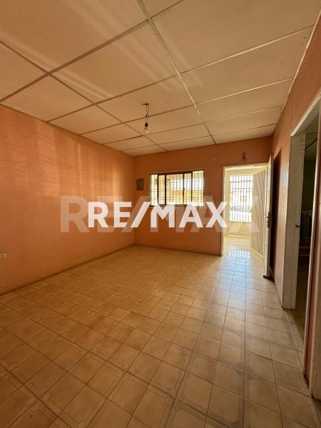 En Venta Casa o TownHouse Calle principal de antiguo eropuerto casa 25