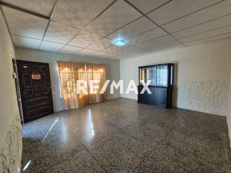 En Venta Casa o TownHouse Calle principal de antiguo eropuerto casa 25