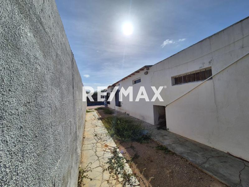 En Venta Casa o TownHouse Calle principal de antiguo eropuerto casa 25