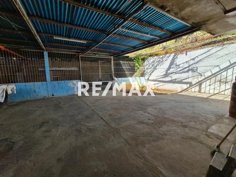 En Venta Casa o TownHouse Calle principal de antiguo eropuerto casa 25