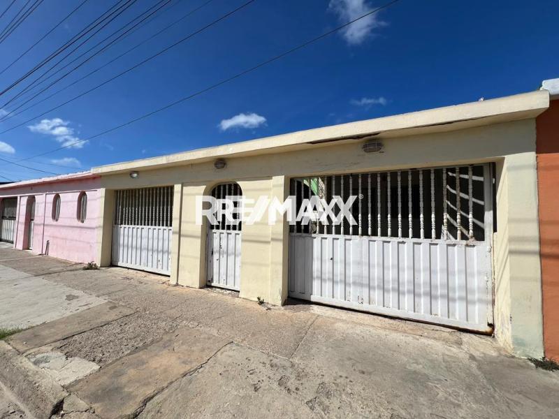 En Venta Casa o TownHouse Calle principal de antiguo eropuerto casa 25