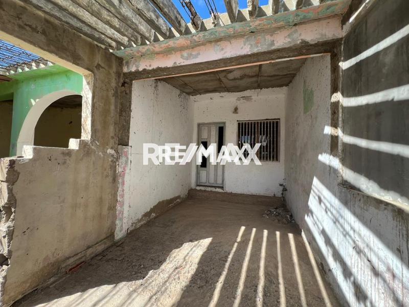 En Venta Casa o TownHouse Calle principal de antiguo eropuerto casa 25