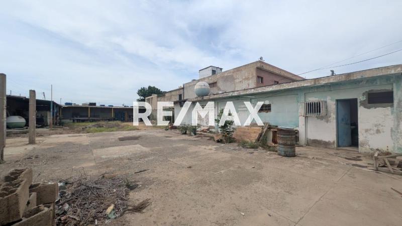 En Venta Local Industrial y Galpón Urb. Zarabón, Punto Fijo, Estado Falcón