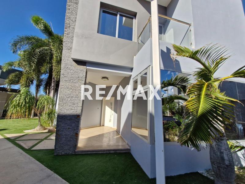 En Venta Casa o TownHouse Urbanización Zarabon, Conjunto Residencial Amantea.