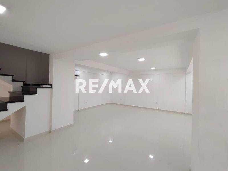 En Venta Casa o TownHouse avenida ollarvides puerta maraven