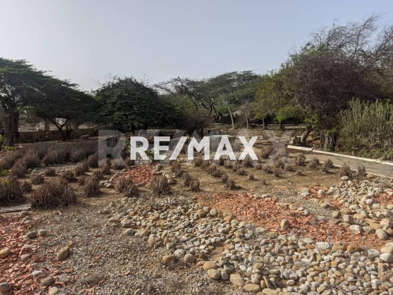 En Venta Edificio Avenida 6, Maraven, Cardón, Falcón, 4154, VEN