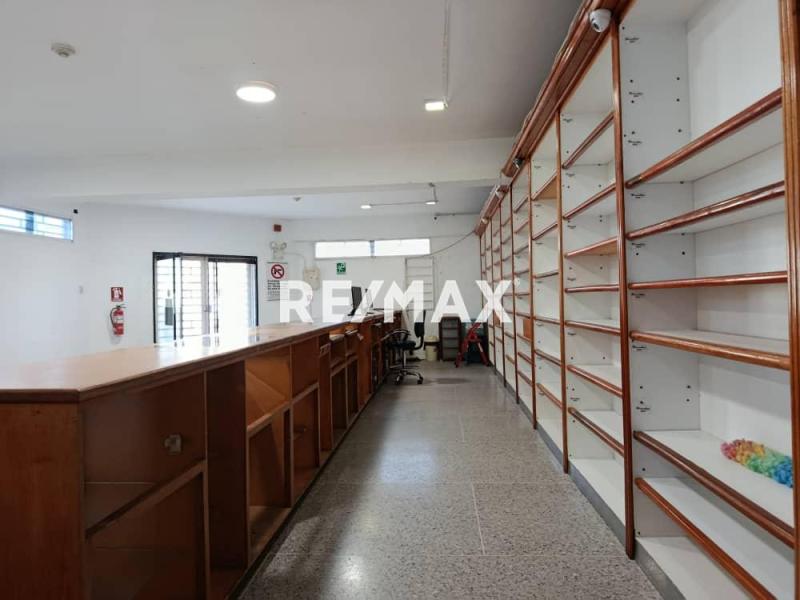 En Alquiler Local Comercial Urbanizacion Santa Fe, Av. Pumarrosa, Punto Fijo, Edo. Falcon, VEN.