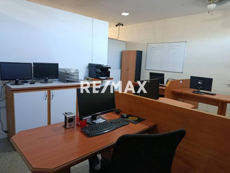 En Alquiler Local Comercial Urbanizacion Santa Fe, Av. Pumarrosa, Punto Fijo, Edo. Falcon, VEN.