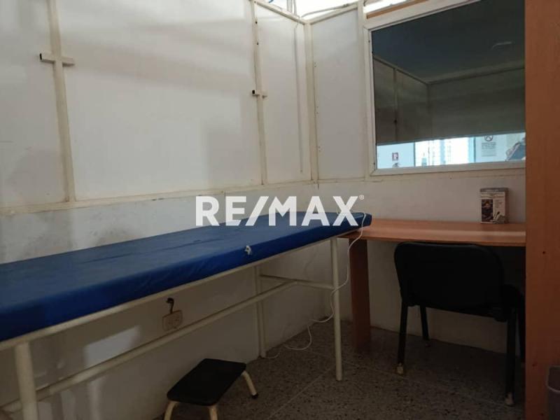 En Alquiler Local Comercial Urbanizacion Santa Fe, Av. Pumarrosa, Punto Fijo, Edo. Falcon, VEN.