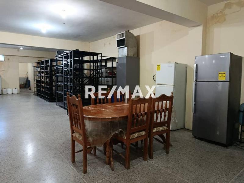 En Alquiler Local Comercial Urbanizacion Santa Fe, Av. Pumarrosa, Punto Fijo, Edo. Falcon, VEN.