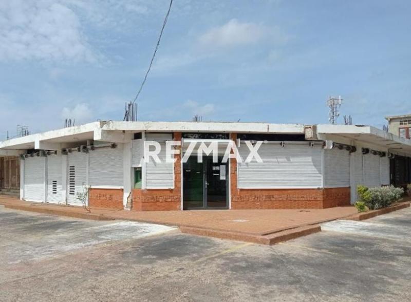 En Alquiler Local Comercial Urbanizacion Santa Fe, Av. Pumarrosa, Punto Fijo, Edo. Falcon, VEN.