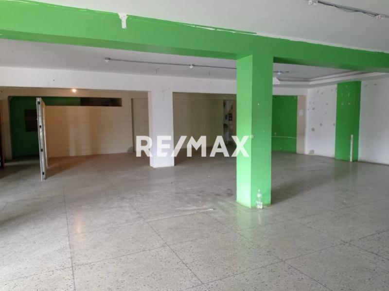 En Alquiler Local Comercial Urbanizacion Santa Fe, Av. Pumarrosa, Punto Fijo, Edo. Falcon, VEN.