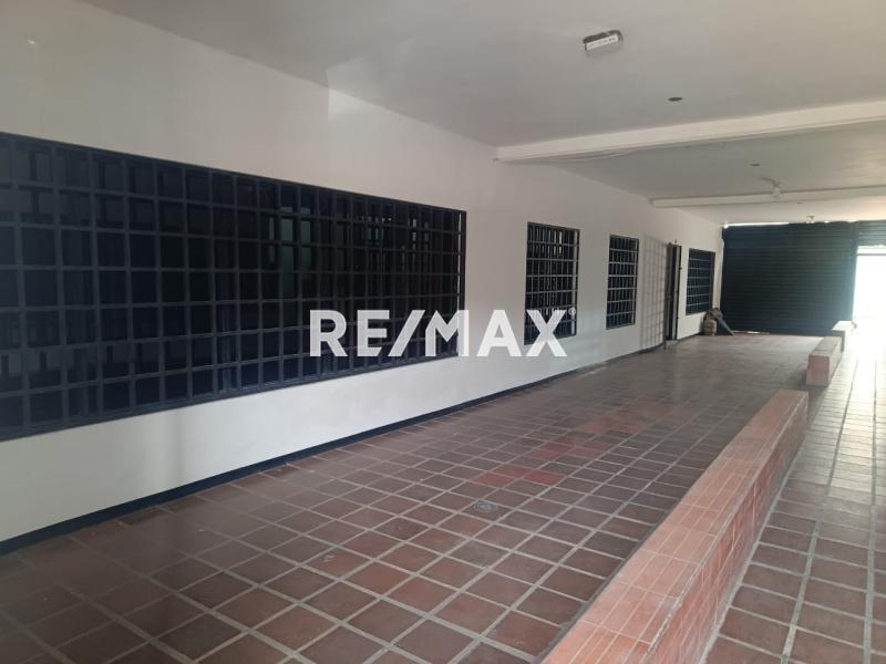 En Alquiler Local Comercial Urbanizacion Santa Fe, Av. Pumarrosa, Punto Fijo, Edo. Falcon, VEN.