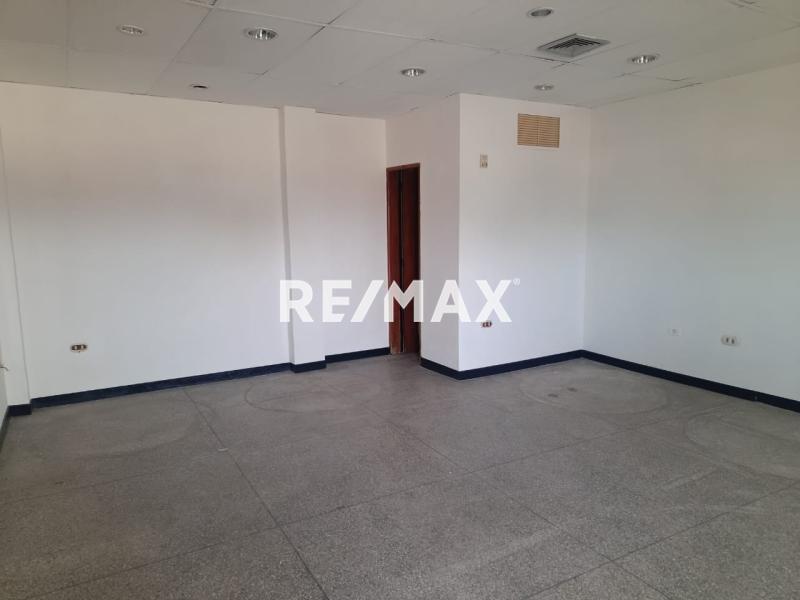 En Alquiler Local Comercial Urbanizacion Santa Fe, Av. Pumarrosa, Punto Fijo, Edo. Falcon, VEN.