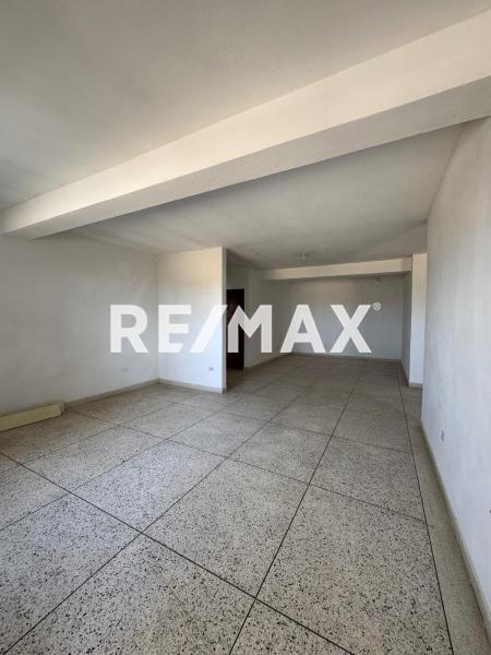 En Venta Apartamento Av. Ollarvides.  Urb.  Los caciques