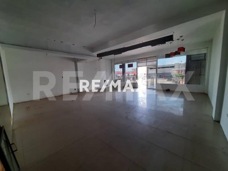 En Alquiler Local Comercial Ave Ollarvides , Centro Comercial Cacique