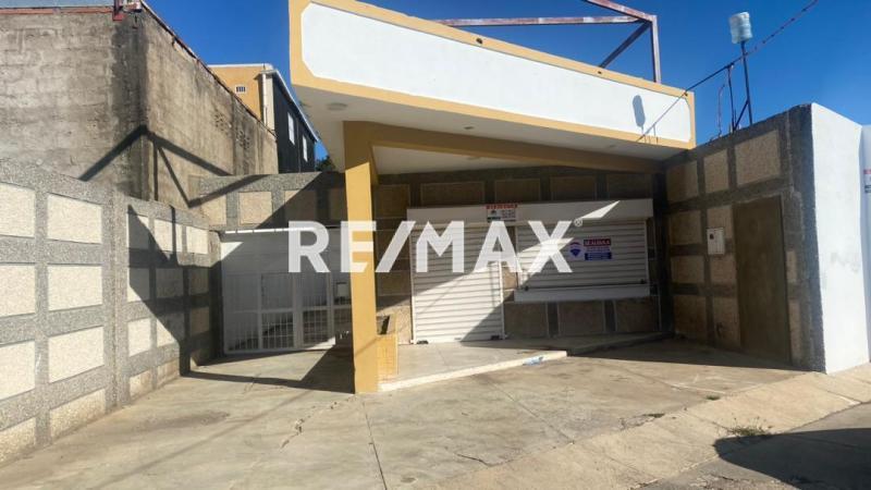 En Alquiler Local Comercial Avenida Los Caobos,  Sector Santa Irene. Punto Fijo