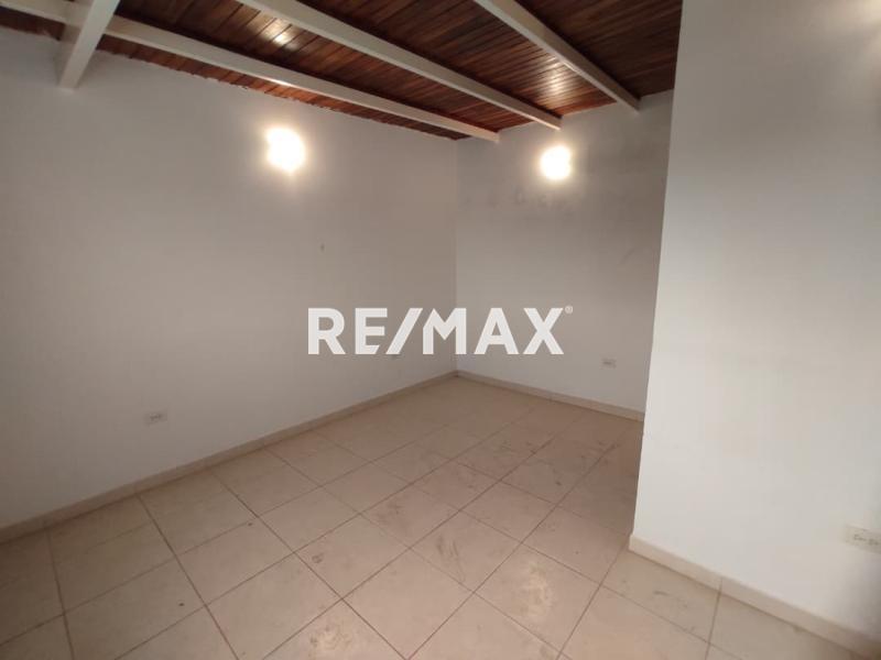 En Alquiler Local Comercial Avenida Los Caobos,  Sector Santa Irene. Punto Fijo