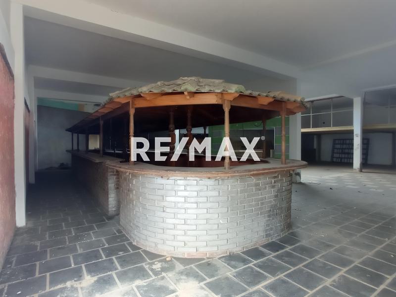 En Alquiler Local Comercial Avenida Los Caobos,  Sector Santa Irene. Punto Fijo