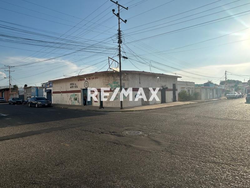 En Alquiler Local Comercial Avenida Los Caobos,  Sector Santa Irene. Punto Fijo