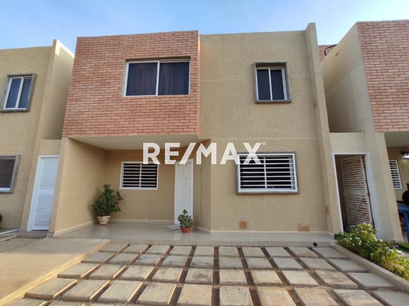 En Venta Casa o TownHouse Urbanización Santa Irene, Punto Fijo.