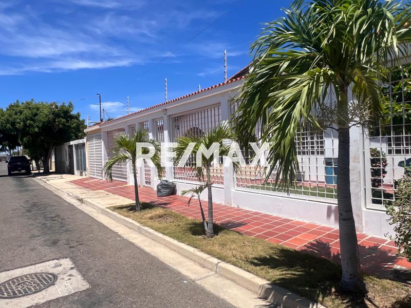 En Venta Casa o TownHouse Urbanización Santa Irene, Punto Fijo.