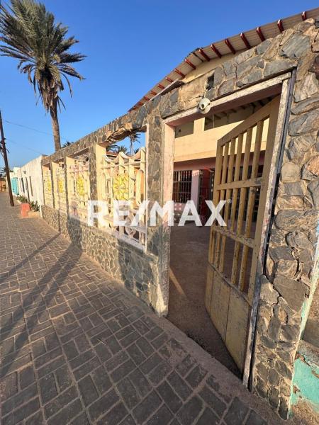 En Venta Casa o TownHouse Calle Aeropuerto, Adicora, Falcón, 4142, VEN