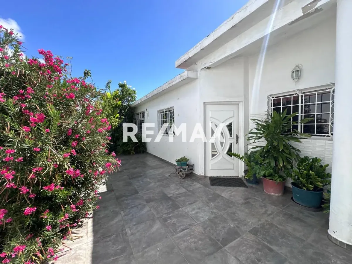 En Venta Casa o TownHouse Avenida 8, Puerta Maraven, Cardón, Falcón, 4154, VEN