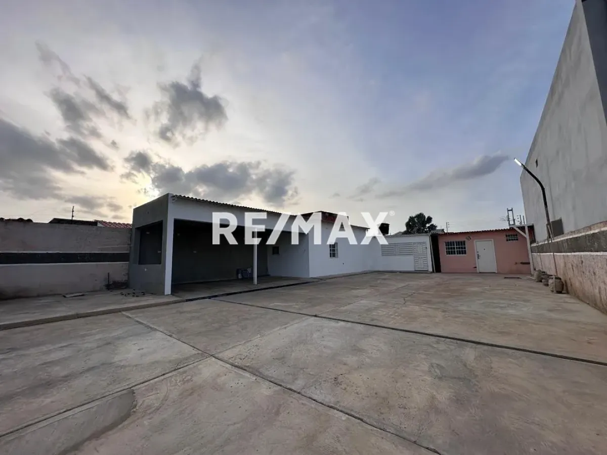 En Venta Local Industrial y Galpón Avenida 27 de Febrero, Caja de Agua, Punto Fijo, Falcón, 4102, VEN