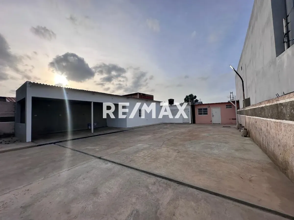 En Venta Local Industrial y Galpón Avenida 27 de Febrero, Caja de Agua, Punto Fijo, Falcón, 4102, VEN