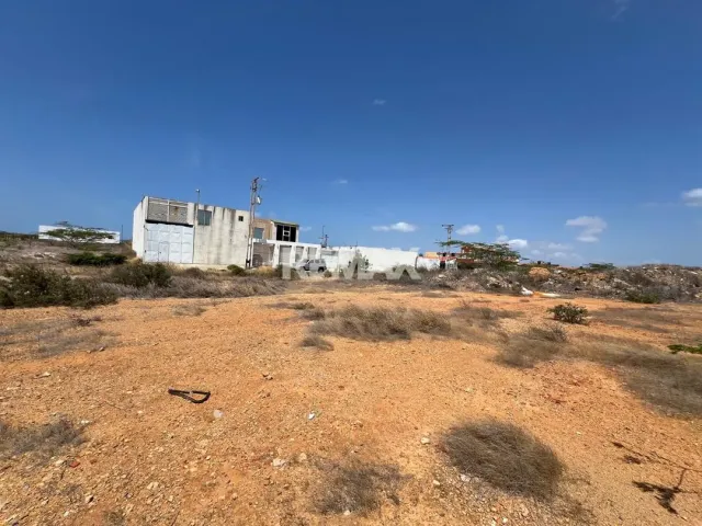 En Venta Local Comercial Puerta Maraven, entre calle Guacara y calle Montalban