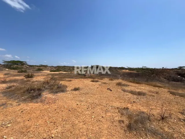 En Venta Local Comercial Puerta Maraven, entre calle Guacara y calle Montalban