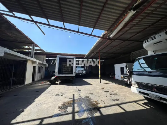 En Venta Local Industrial y Galpón Calle el Silencio con calle amazonas sector nuevo Pueblo