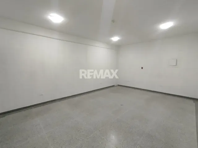 En Alquiler Local Comercial Ave Bolivar CC Caribe