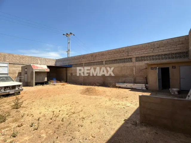 En Alquiler Local Industrial y Galpón Avenida Santa Irene, Punto Fijo, Falcón, 4102, VEN