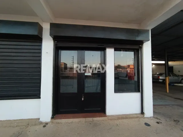 En Alquiler Local Comercial Calle Bachiller Peña, Urb. Puerta Maraven. Punto Fijo