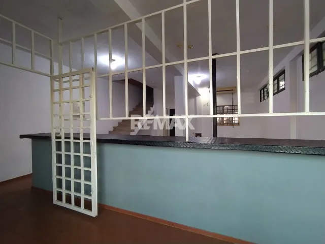 En Alquiler Local Comercial Calle Bachiller Peña, Urb. Puerta Maraven. Punto Fijo