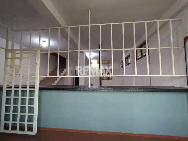 En Alquiler Local Comercial Calle Bachiller Peña, Urb. Puerta Maraven. Punto Fijo