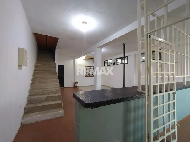 En Alquiler Local Comercial Calle Bachiller Peña, Urb. Puerta Maraven. Punto Fijo