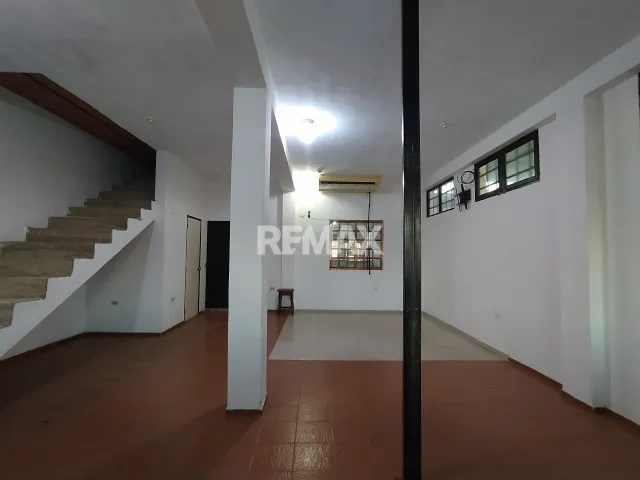 En Alquiler Local Comercial Calle Bachiller Peña, Urb. Puerta Maraven. Punto Fijo